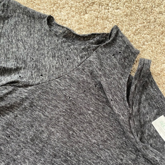 Women’s Abound Nordstrom cold shoulder distressed charcoal gray tshirt size XS - Picture 6 of 7
